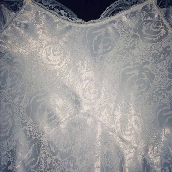 Ladies Wedding White negligee set with intricate lace trim. size S - Picture 4 of 9